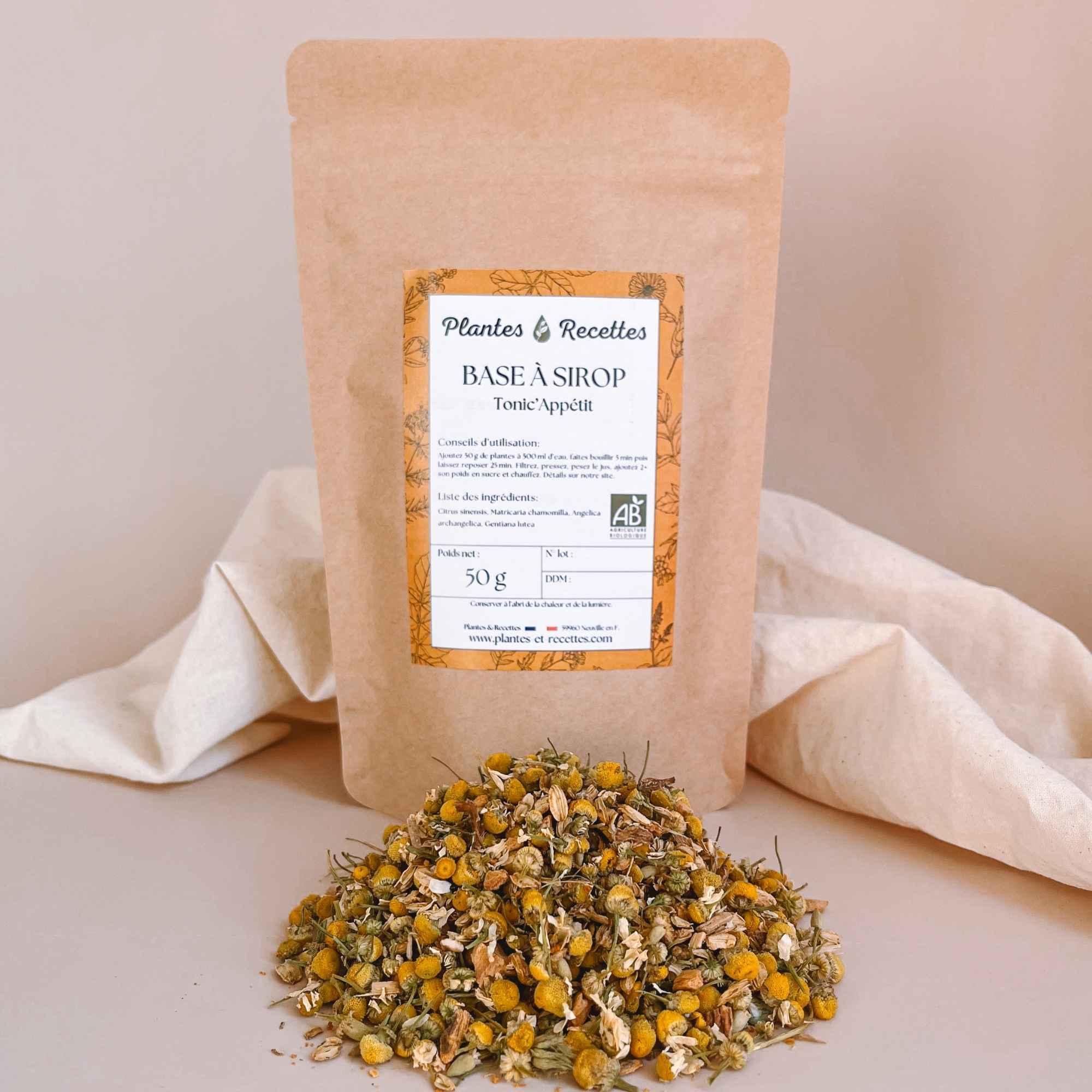 Mélange de plantes apéritives traditionnelles et son sachet pour sirop végétal.