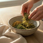 Préparation maison de la tisane Détox 5 Émonctoires à partir de plantes séchées bio, mélange réalisé à la main avant infusion