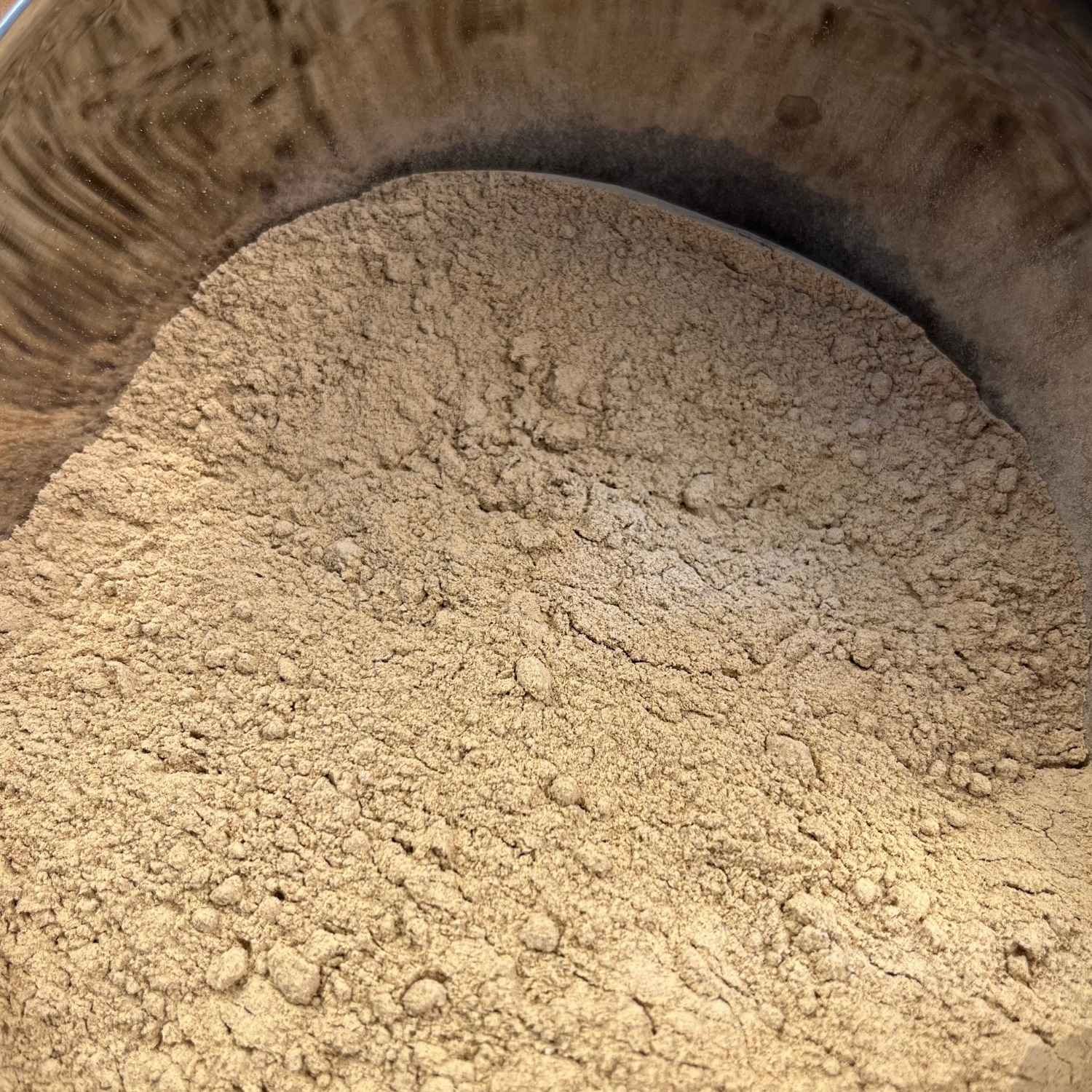 Photo de réglisse  rhizomes en poudre bio séchée vendue par Plantes & Recettes, spécialisée en plantes médicinales de qualité.