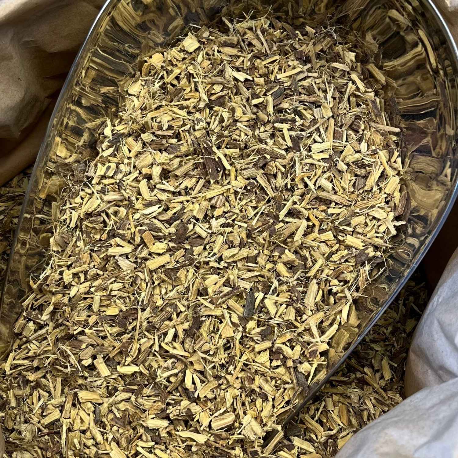 Photo de réglisse  rhizomes bio séchée vendue par Plantes & Recettes, spécialisée en plantes médicinales de qualité.