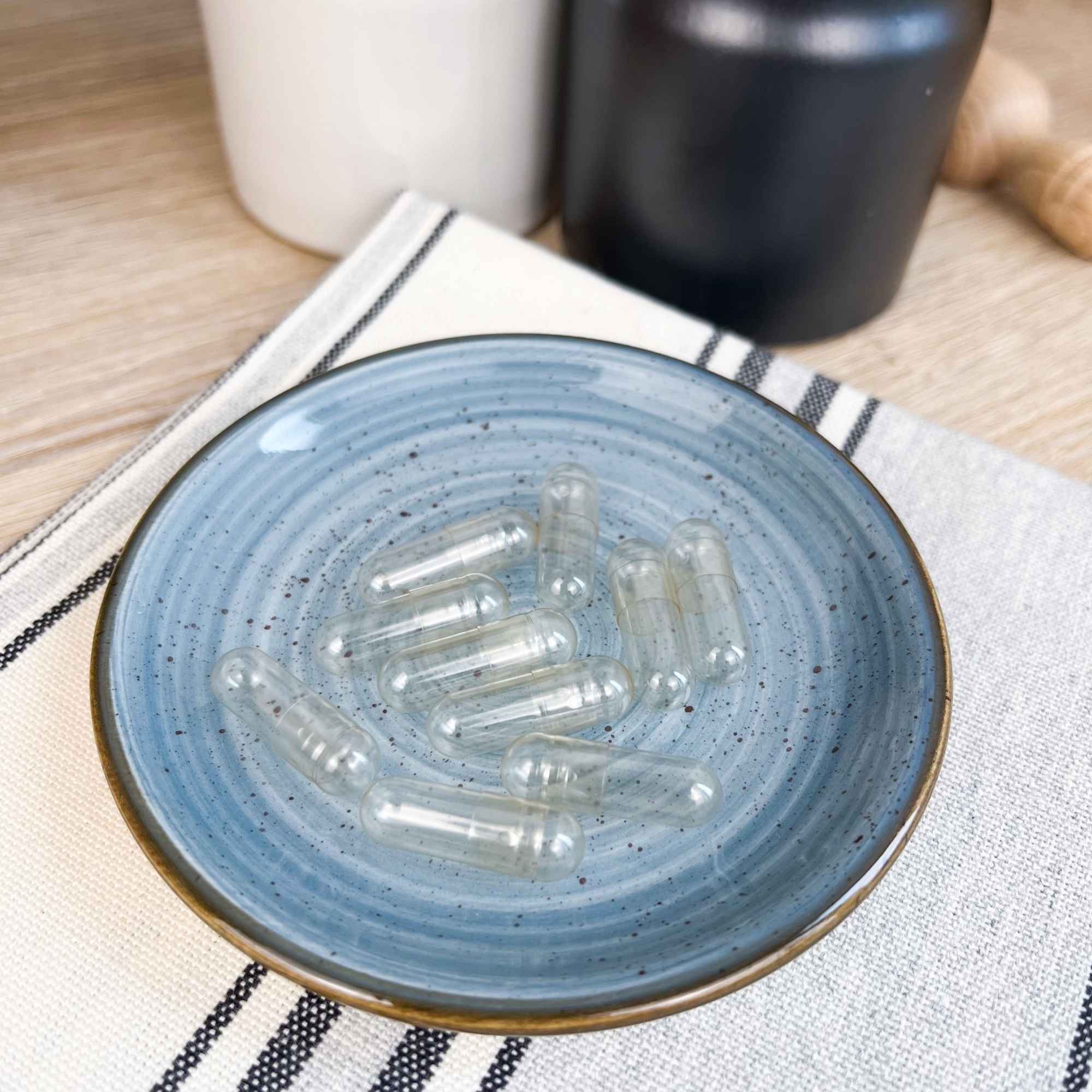 Remplissage manuel de gélules végétales Plantes & Recettes avec des poudres de plantes bio, fabrication artisanale de compléments naturels.