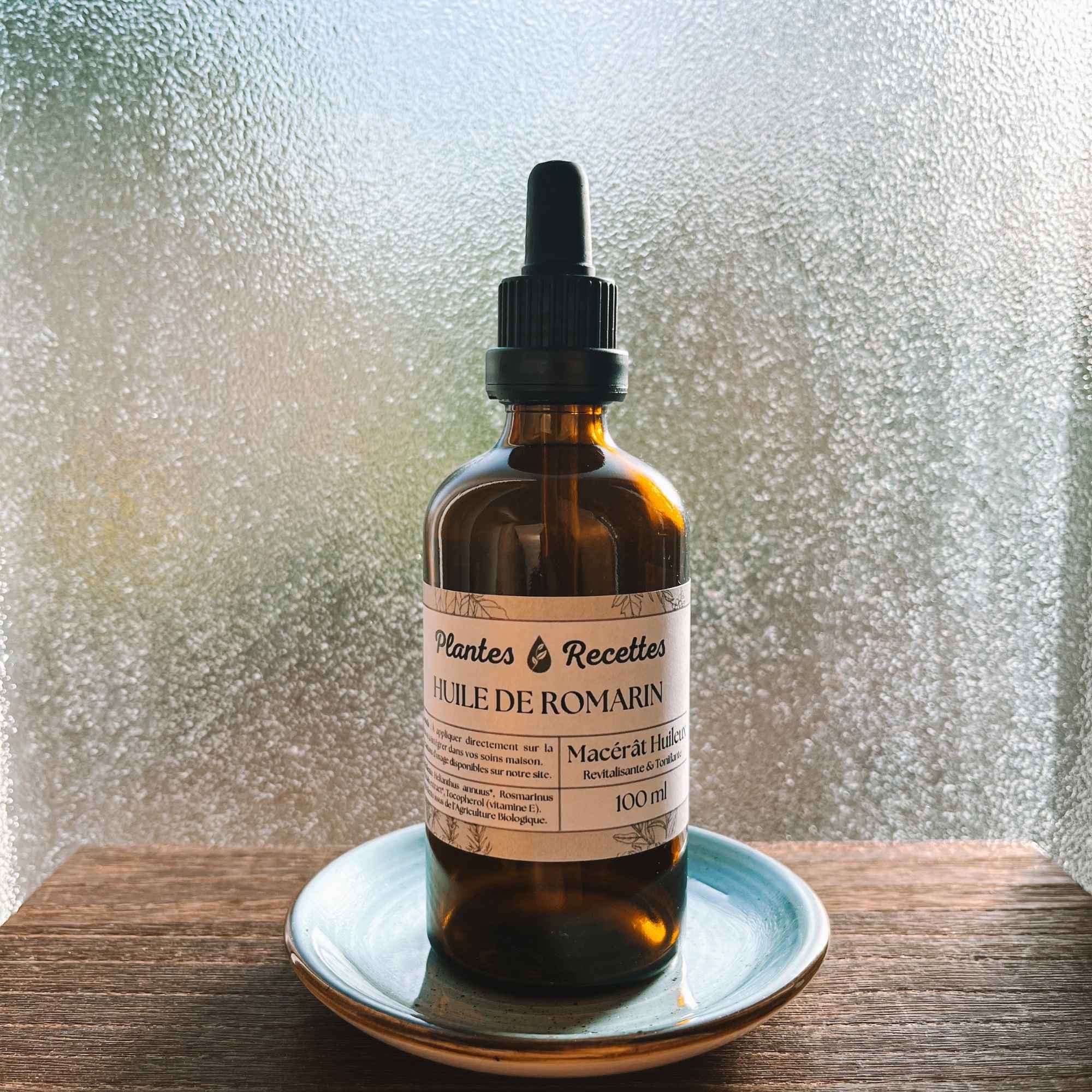 Fabrication artisanale du macérat huileux de romarin bio Plantes & Recettes, macération longue à froid et conditionnement à la main dans les Hauts-de-France.