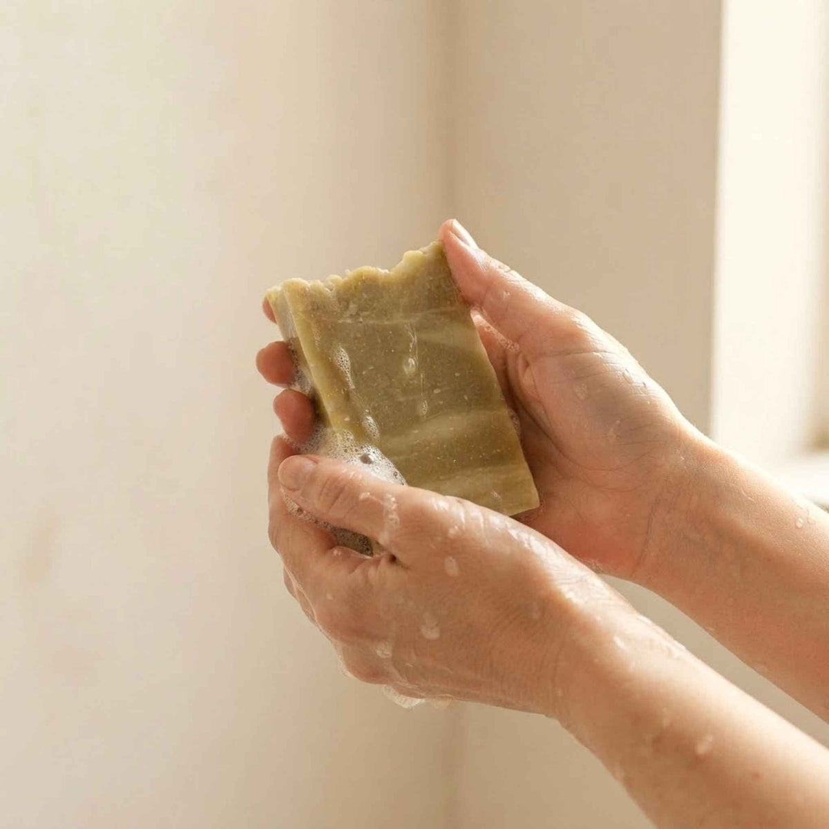 Détail du savon artisanal fabriqué à la main à l’argan et à l’huile d’olive.