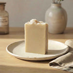 Savon artisanal de 100 g au lait d’ânesse et à l’huile d’olive.