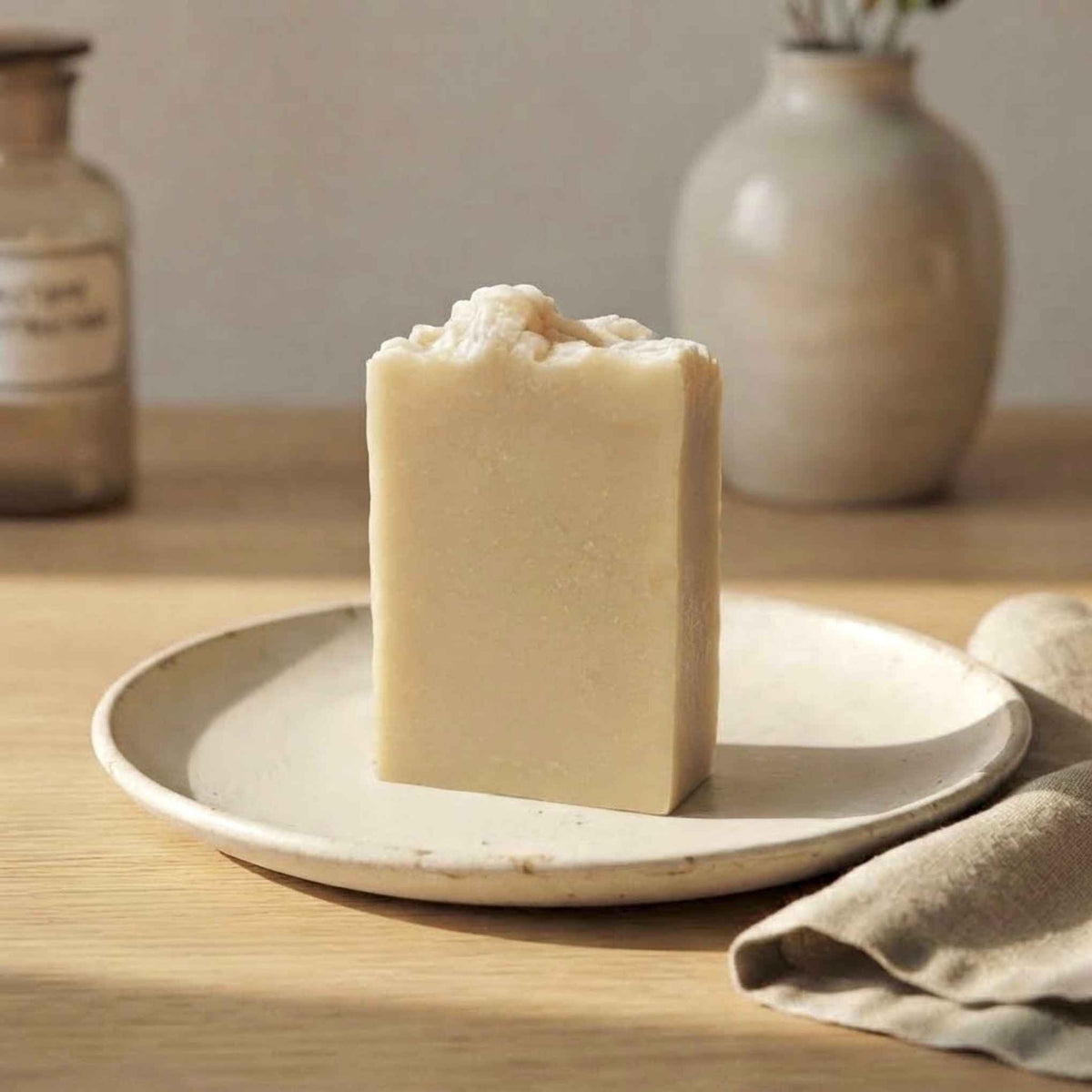 Savon artisanal de 100 g au lait d’ânesse et à l’huile d’olive.