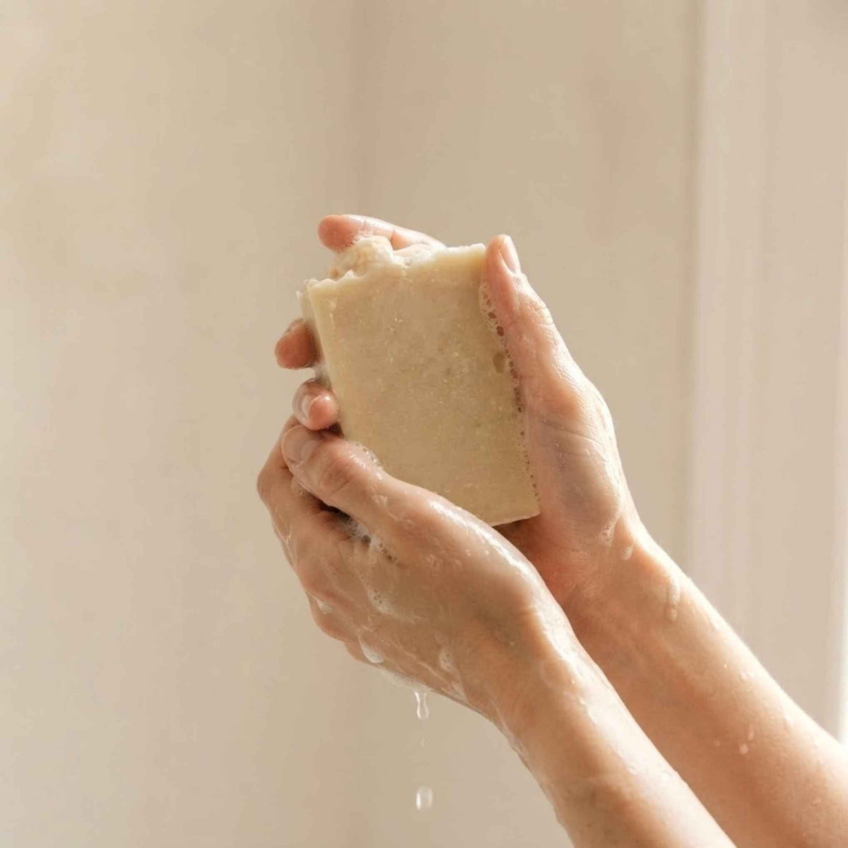 Détail du savon artisanal fabriqué à la main au lait d’ânesse et à l’huile d’olive.
