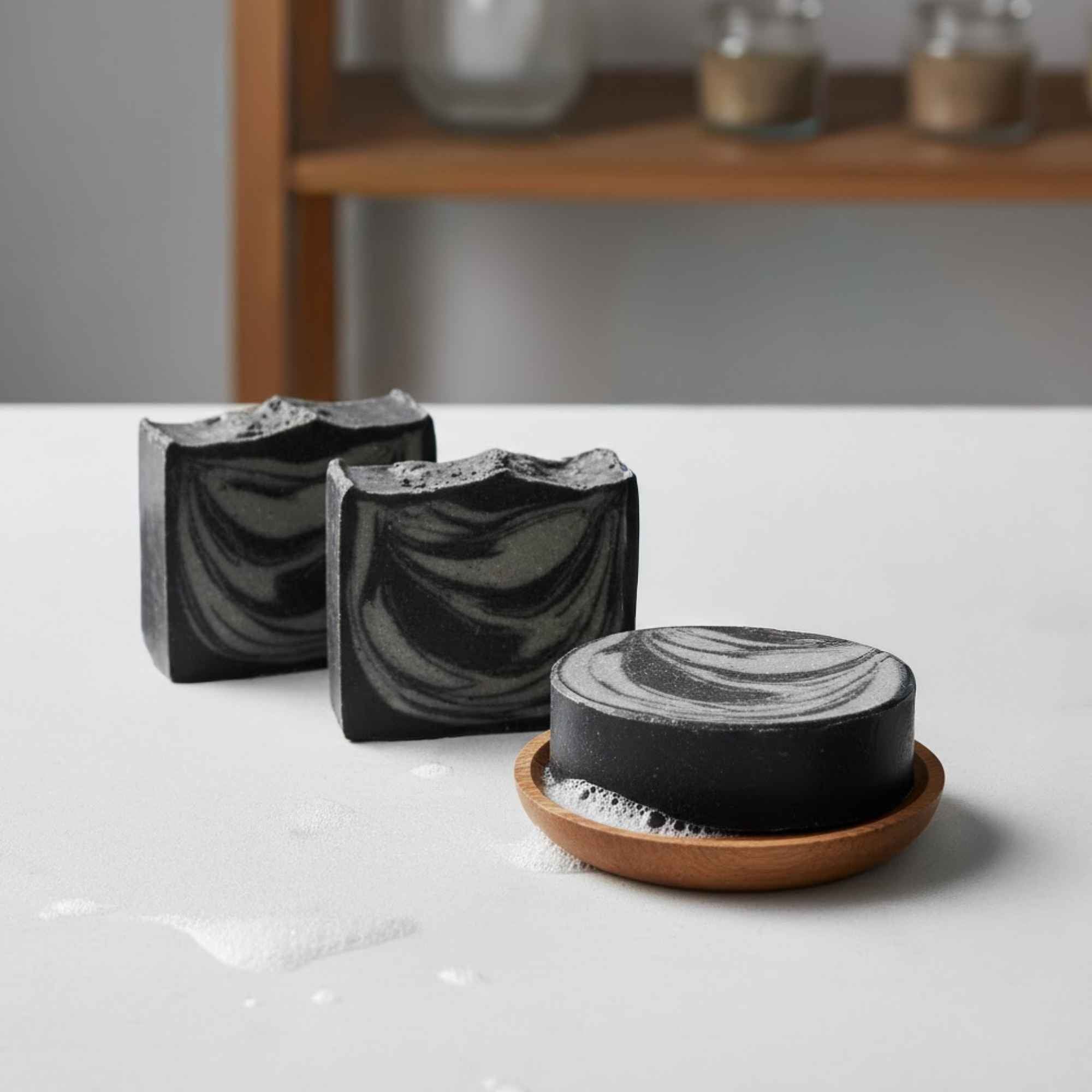 Savon naturel au charbon actif Plantes & Recettes, fabriqué à partir de poudre végétale purifiante pour nettoyer et équilibrer la peau.