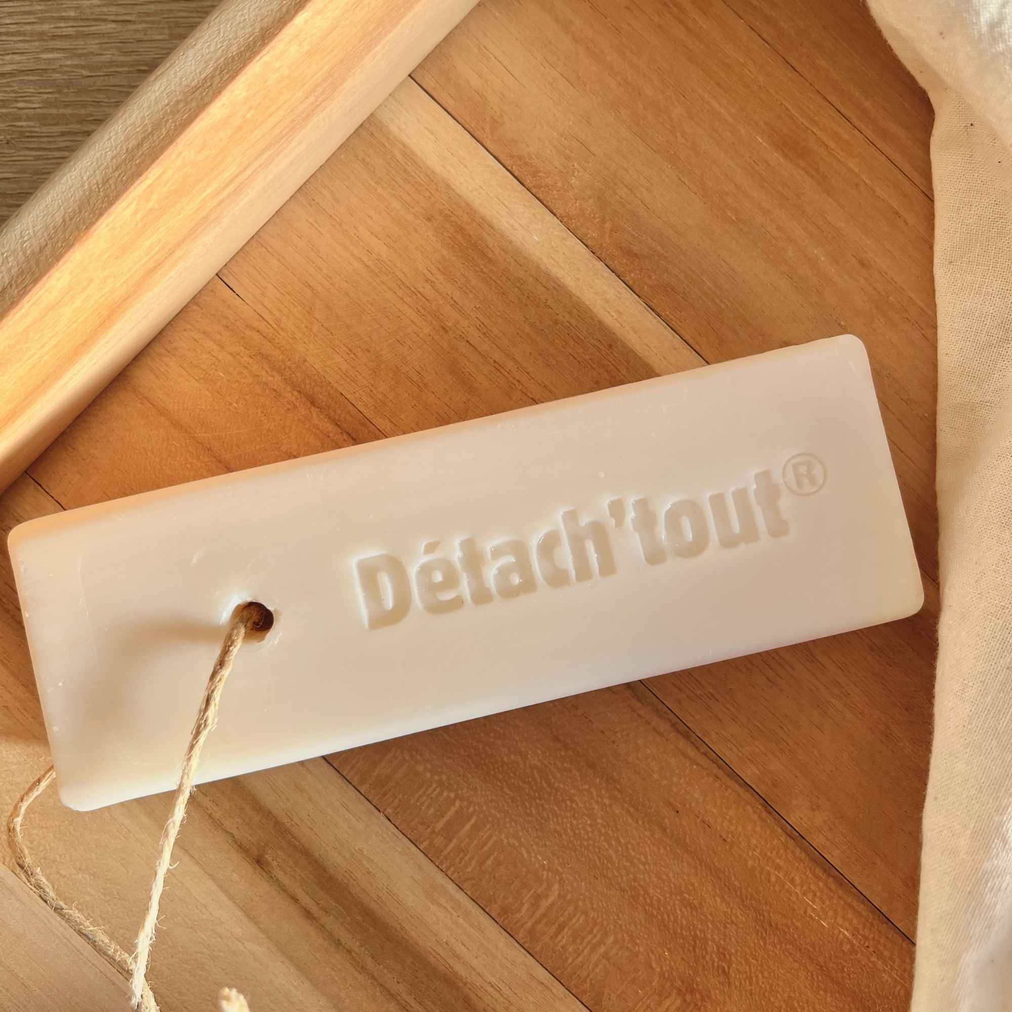 Savon détachant Détach’tout utilisé pour enlever les taches sur le linge, présentation du produit Plantes & Recettes