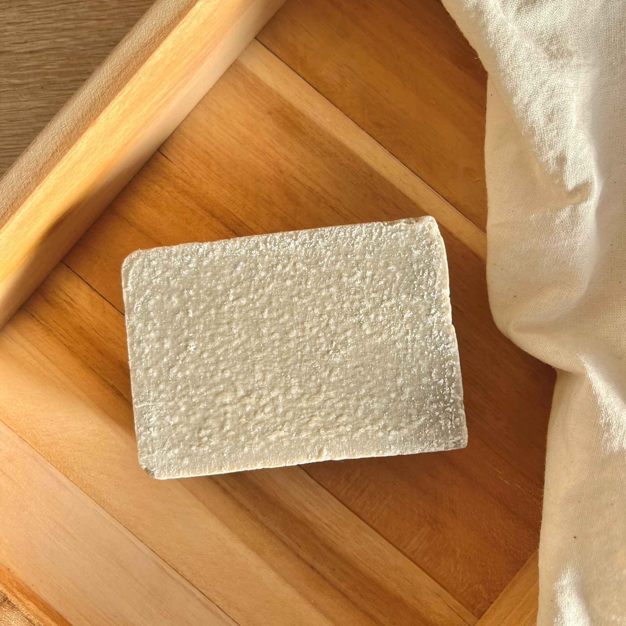 Savon détachant à la terre de Sommières utilisé pour enlever les taches sur le linge, produit Plantes & Recettes