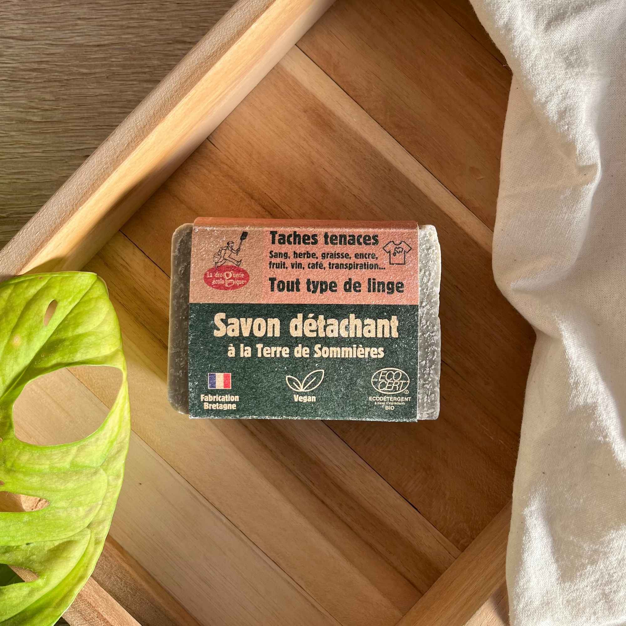 Savon détachant à la terre de Sommières, pain détachant naturel pour le linge, présenté par Plantes & Recettes