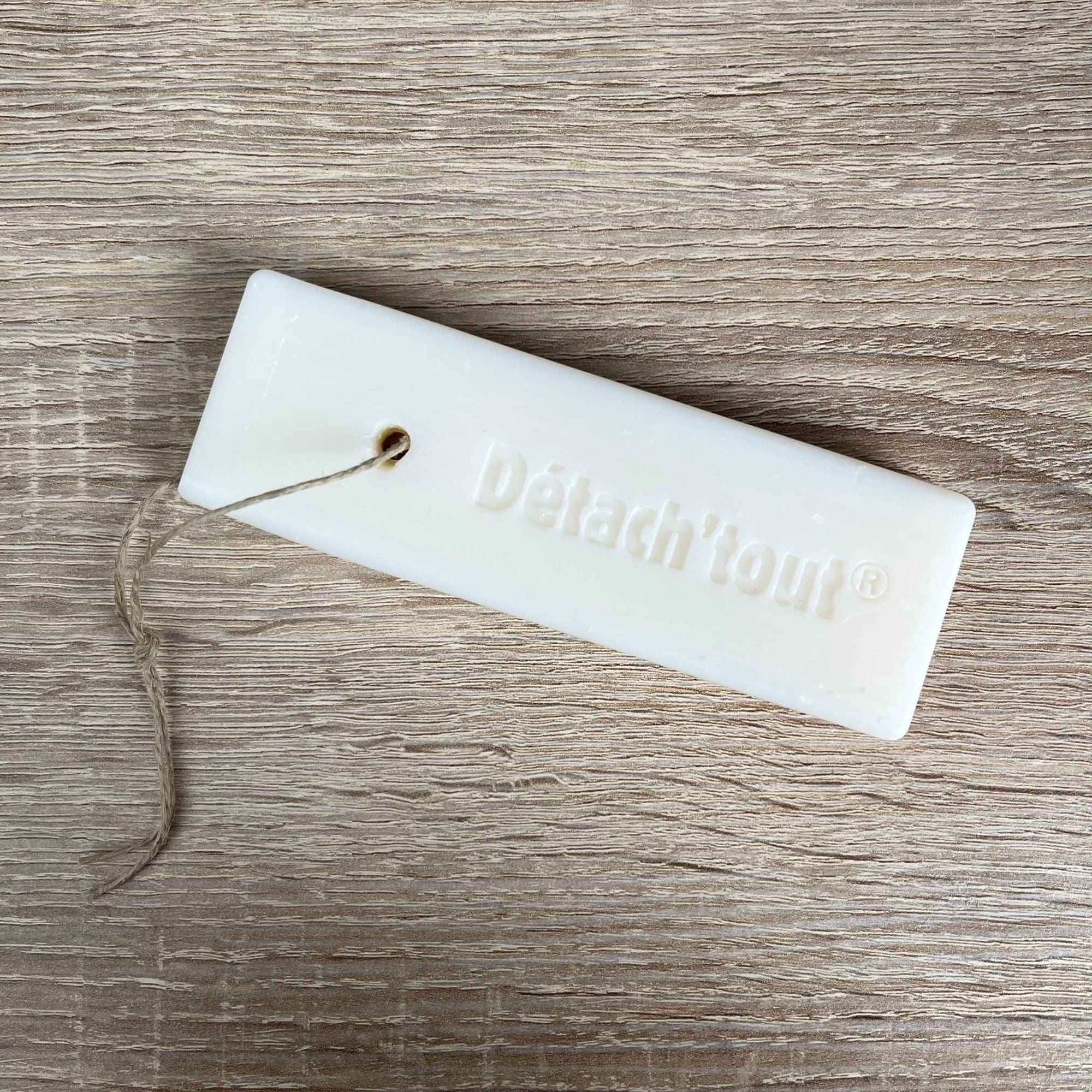 Savon détachant universel naturel pour tout type de textiles. Pratique pour le linge du quotidien, même les plus délicats.