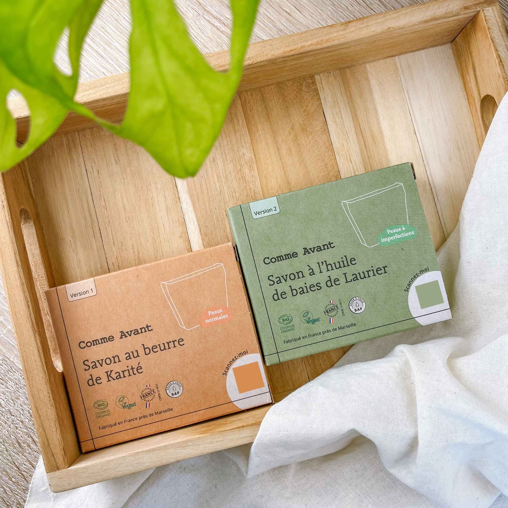 Savon naturel au karité et savon à l’huile de baies de laurier présentés ensemble, deux soins solides artisanaux.