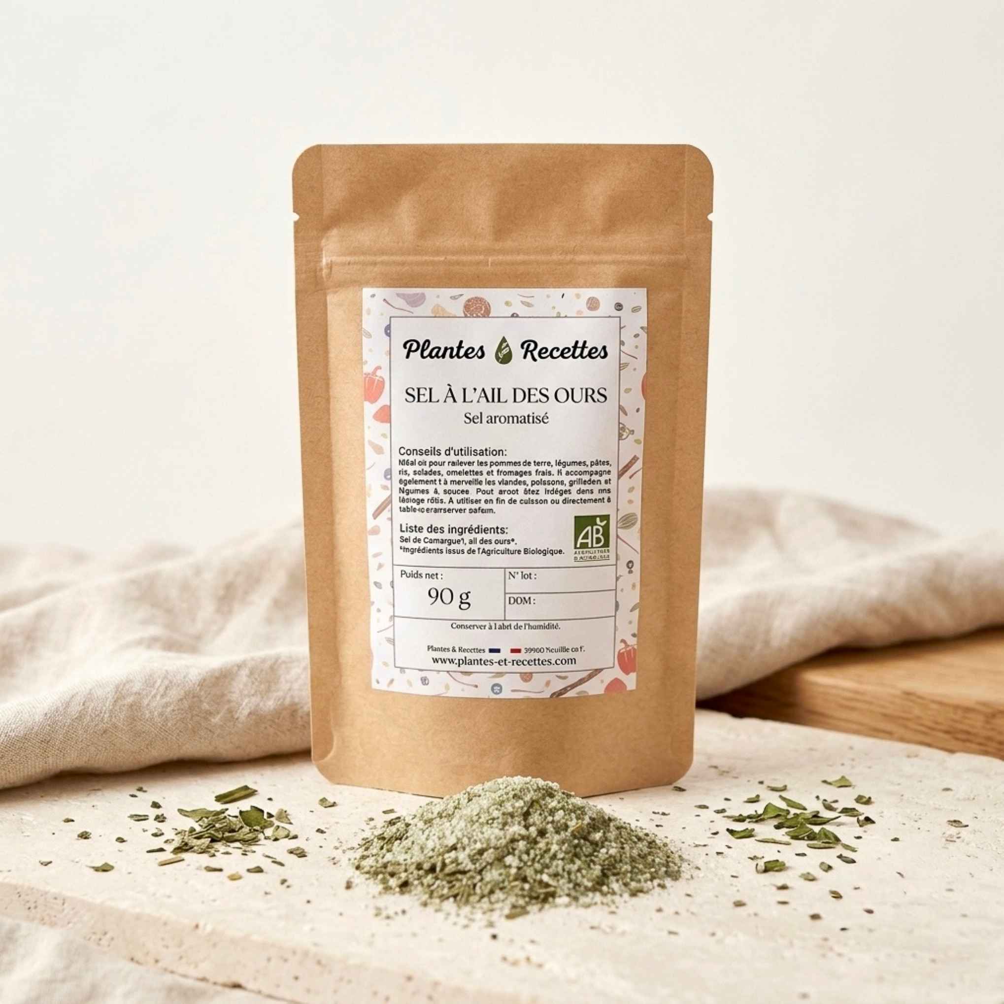 Sachet de Sel à l'Ail des Ours BIO Plantes & Recettes, un assaisonnement gourmand à base de sel de Camargue et d'ail des ours pour relever naturellement toutes vos recettes.
