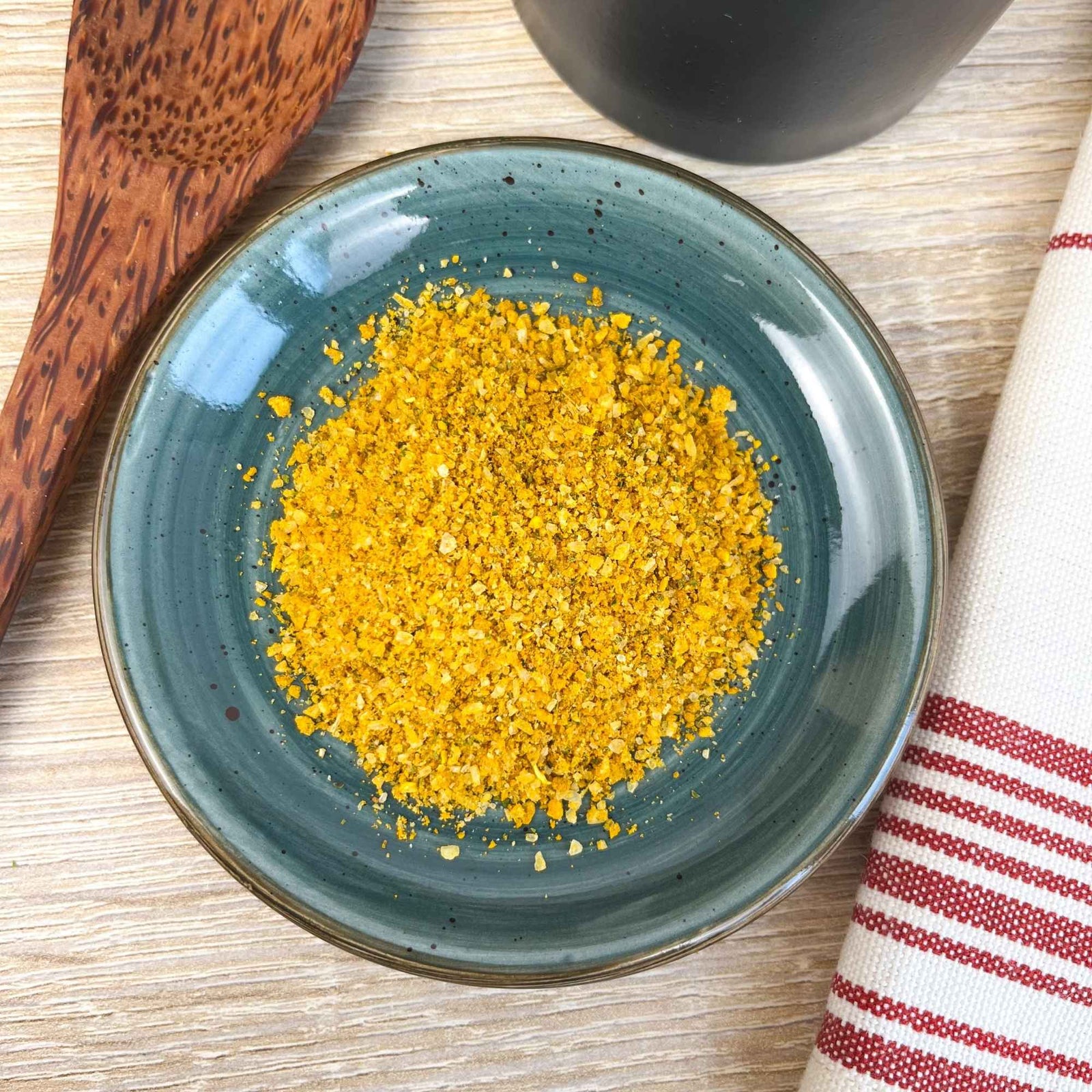 Sel au citron bio Plantes & Recettes, fleur de sel parfumée au citron, curcuma et myrte citronnée, idéale pour poissons et plats ensoleillés.