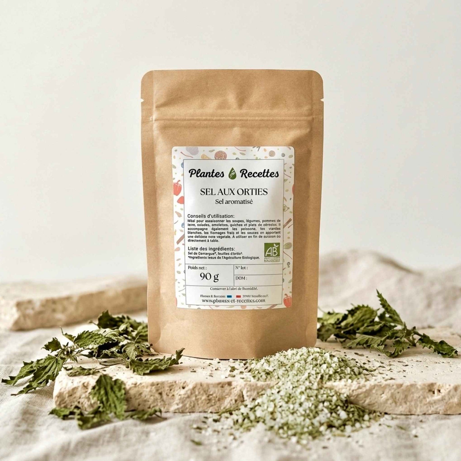 Sachet de Sel aux Orties BIO Plantes & Recettes, un assaisonnement gourmand à base de Sel de Camargue et d'ortie BIO pour sublimer naturellement toutes vos recettes.