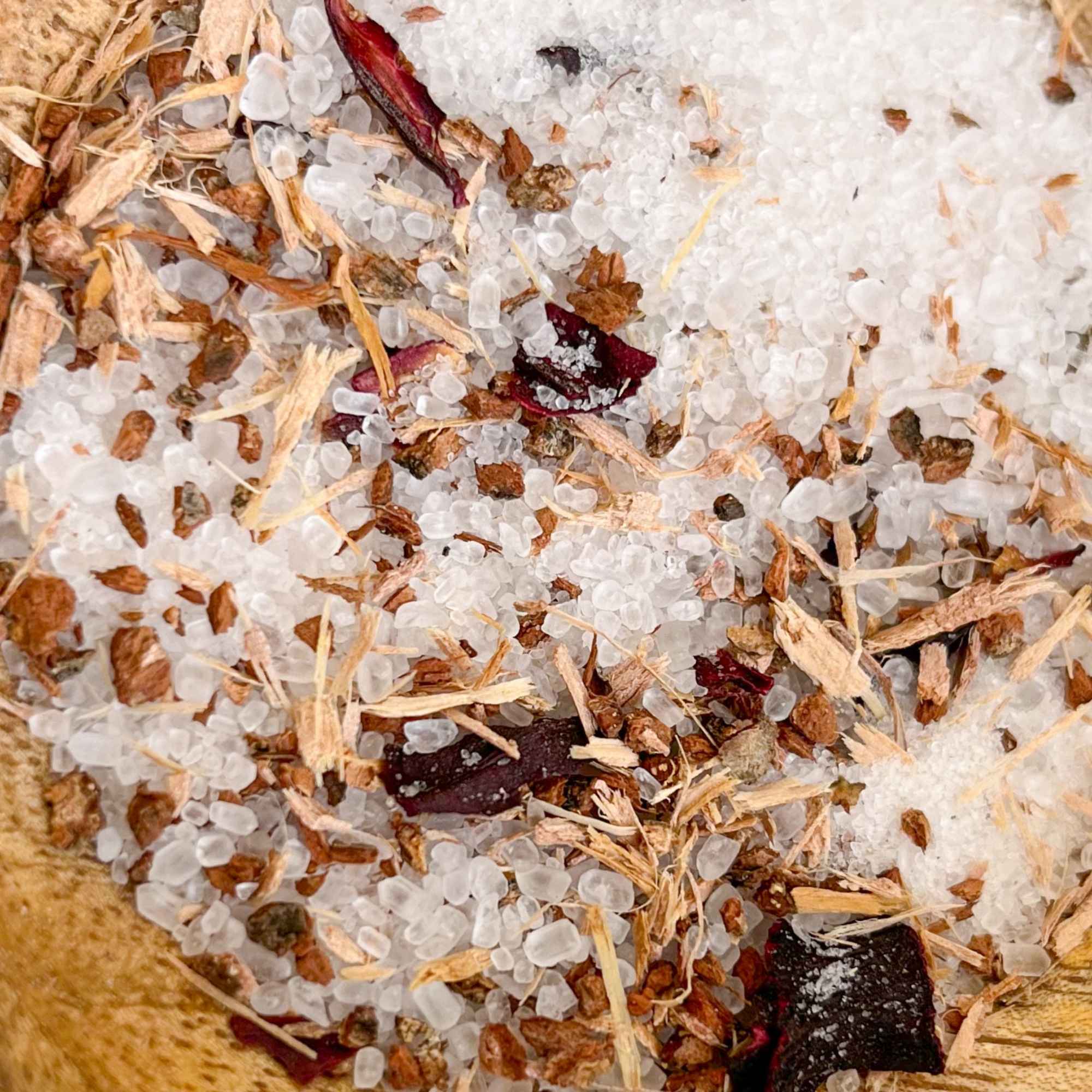 Utilisation du sel de bain peaux sensibles Plantes et Recettes dans un bain chaud pour un moment de douceur