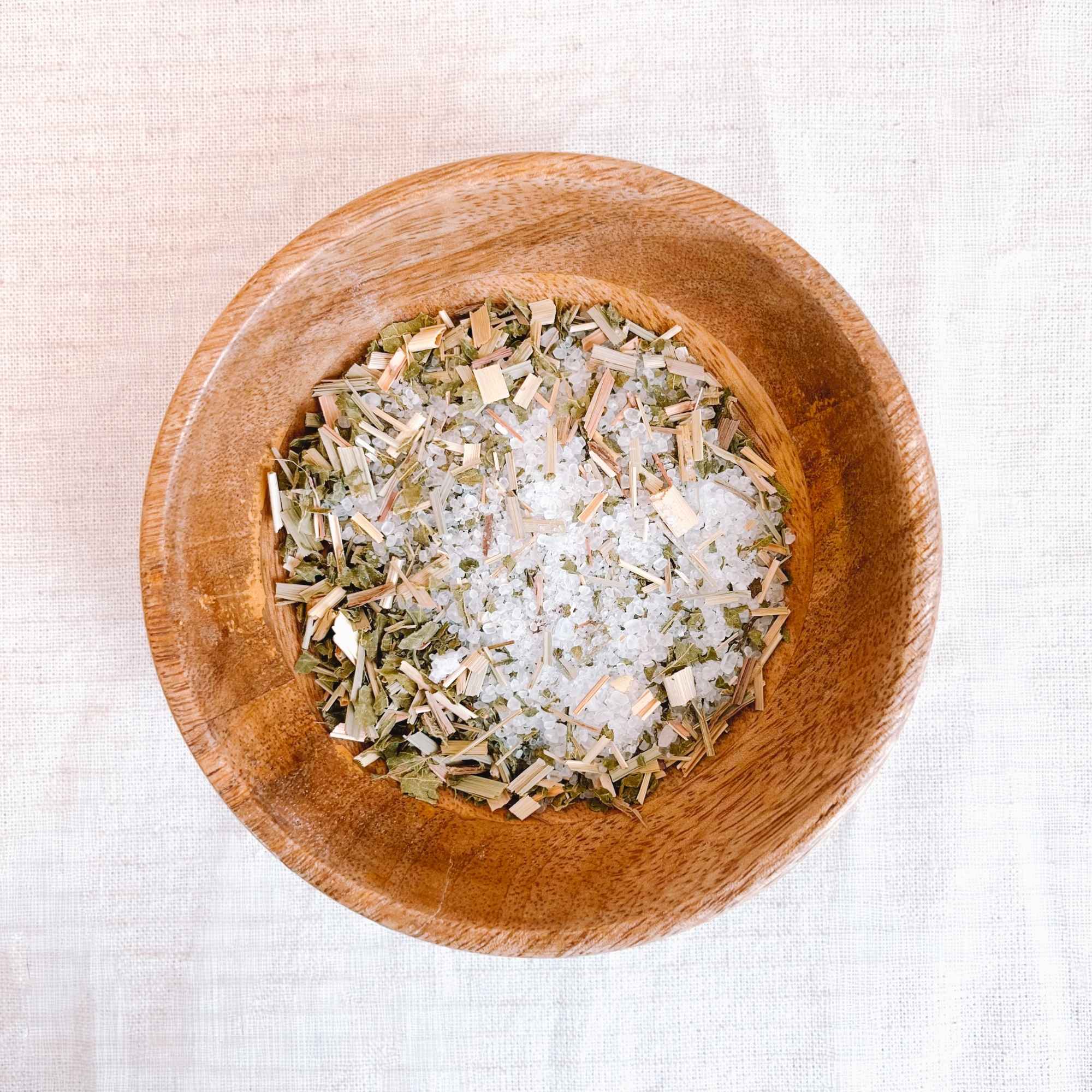 Utilisation du sel de bain purifiant Plantes et Recettes dans un bain chaud pour une sensation de fraicheur