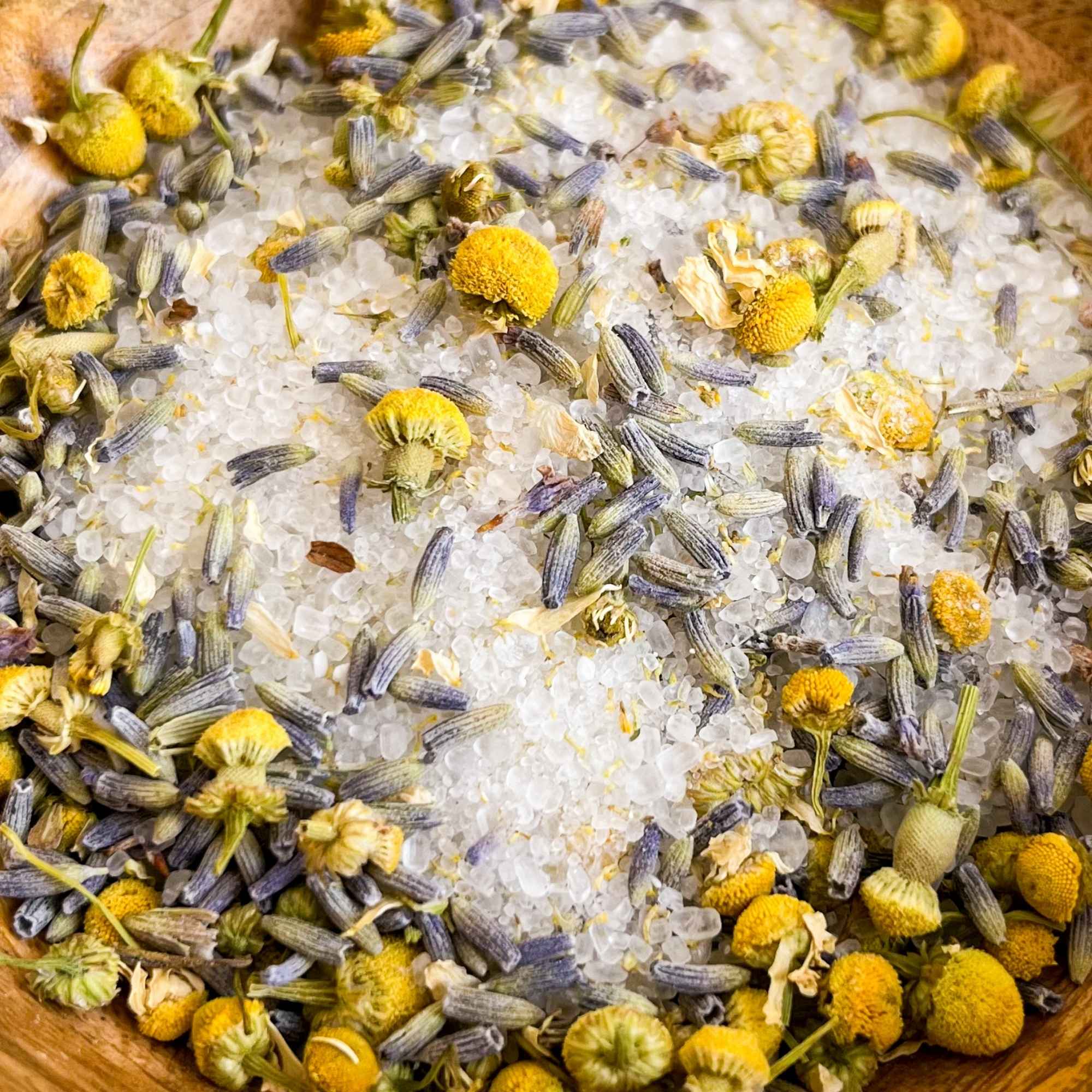 Utilisation du sel de bain relaxant Plantes et Recettes dans un bain chaud pour un moment de detente