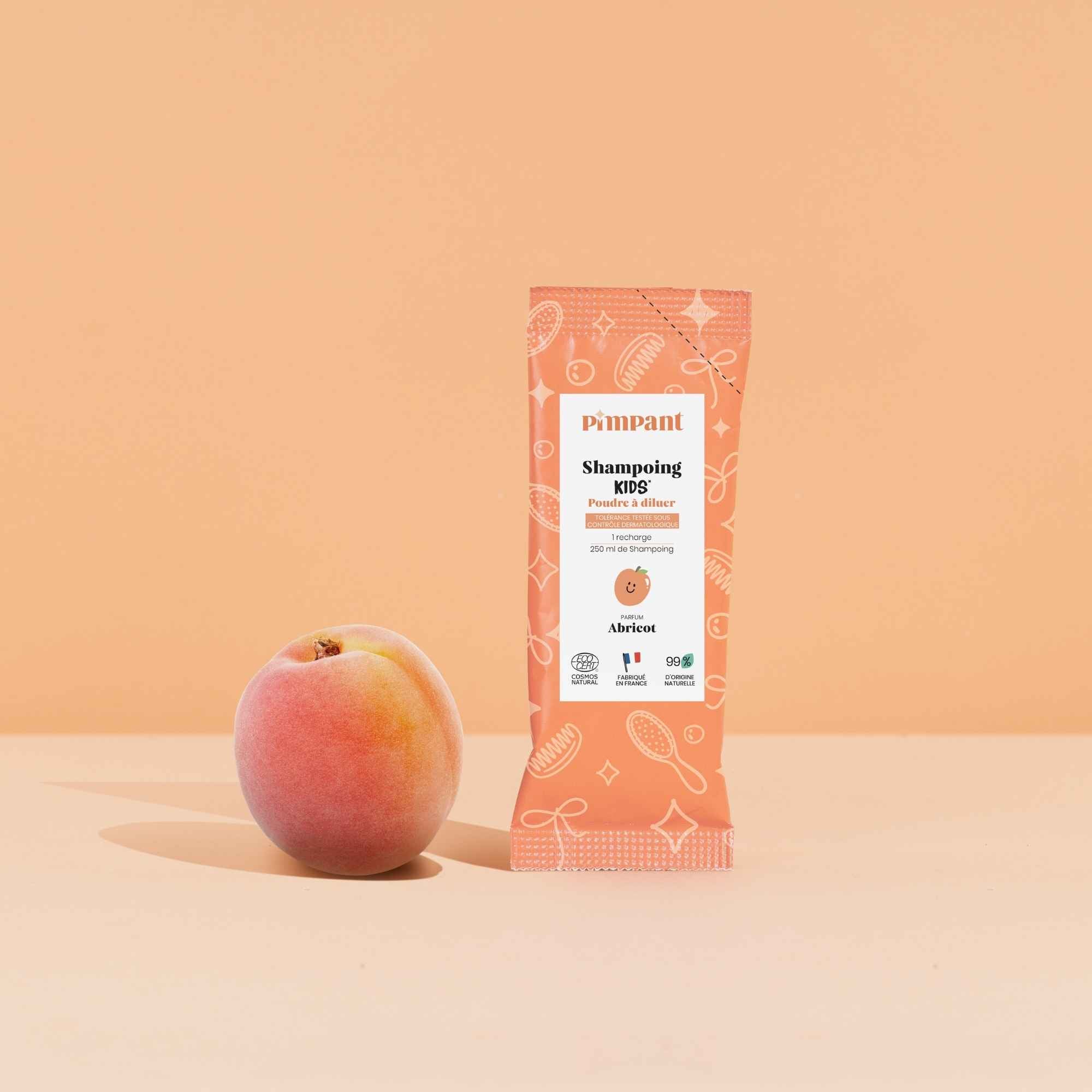 Shampoing Kids Pimpant à l’abricot, recharge à diluer. Naturel et écologique, pour tous types de cheveux dès 3 ans, avec flacon en verre réutilisable.