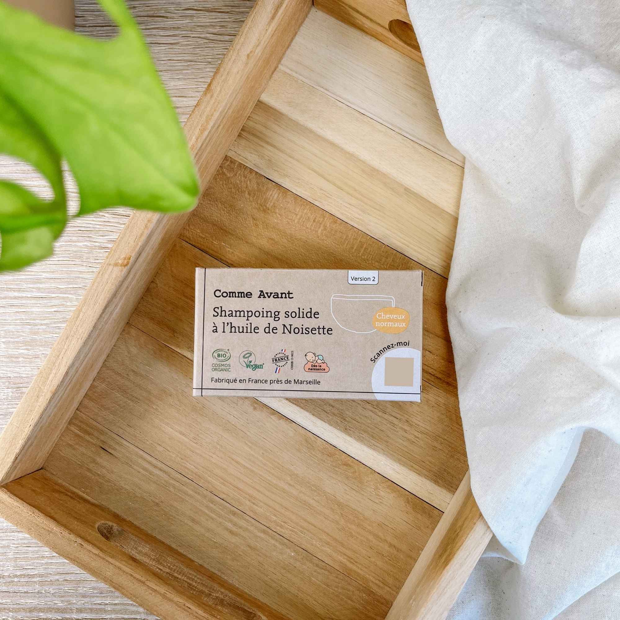 Shampoing solide à l’huile de noisette en mise en scène, idéal pour un soin capillaire doux et naturel.