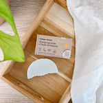 Shampoing solide naturel pour cheveux normaux à l’huile de noisette, présenté en format zéro déchet.