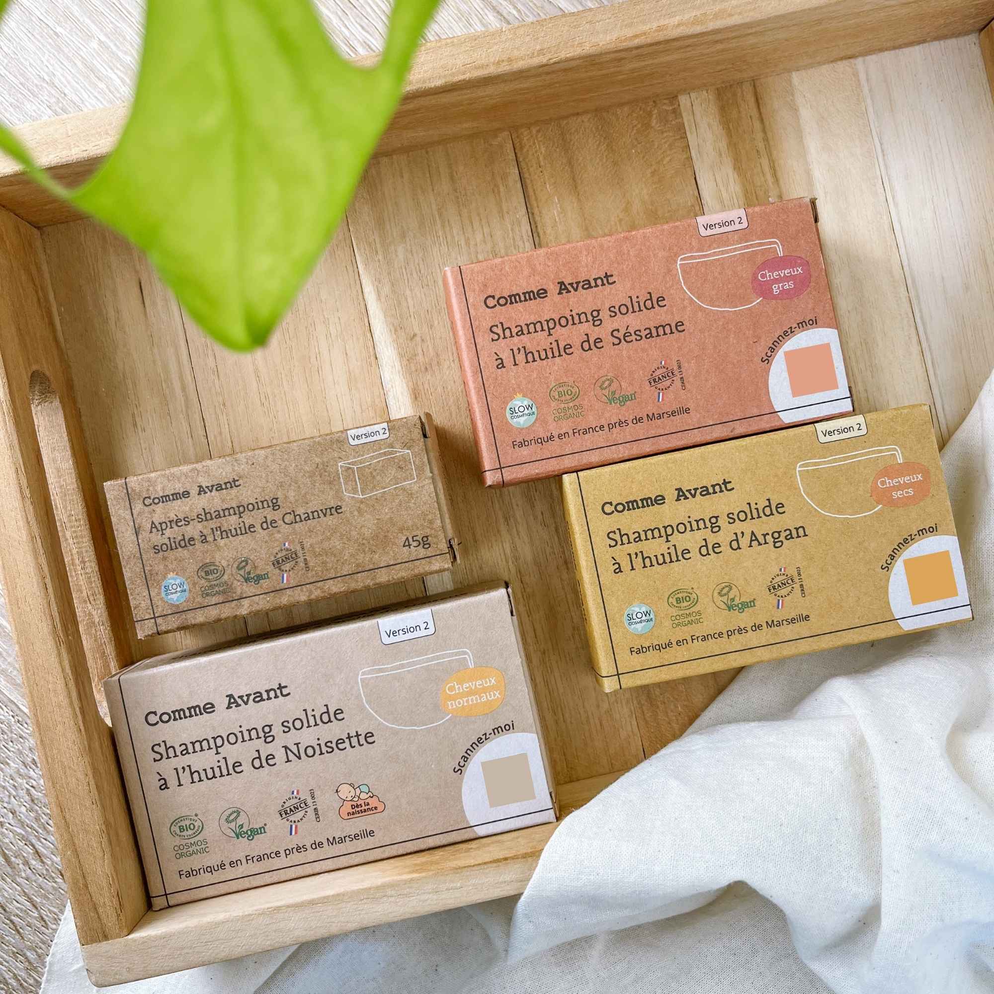 Shampoings solides naturels accompagnés de l’après-shampoing au chanvre Comme Avant, pour une routine capillaire complète.