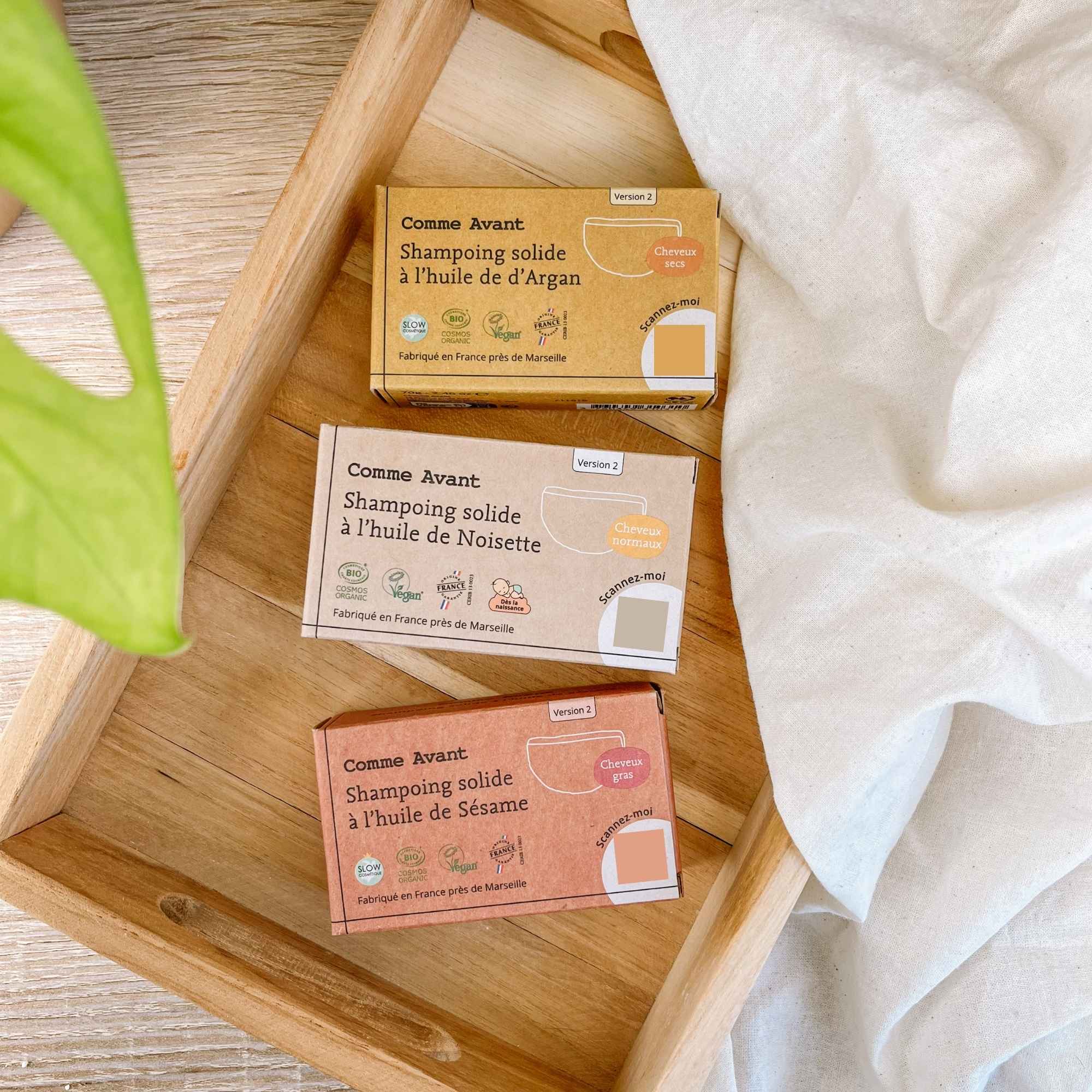 Trois shampoings solides naturels Comme Avant pour cheveux secs, gras et normaux, posés ensemble en présentation.