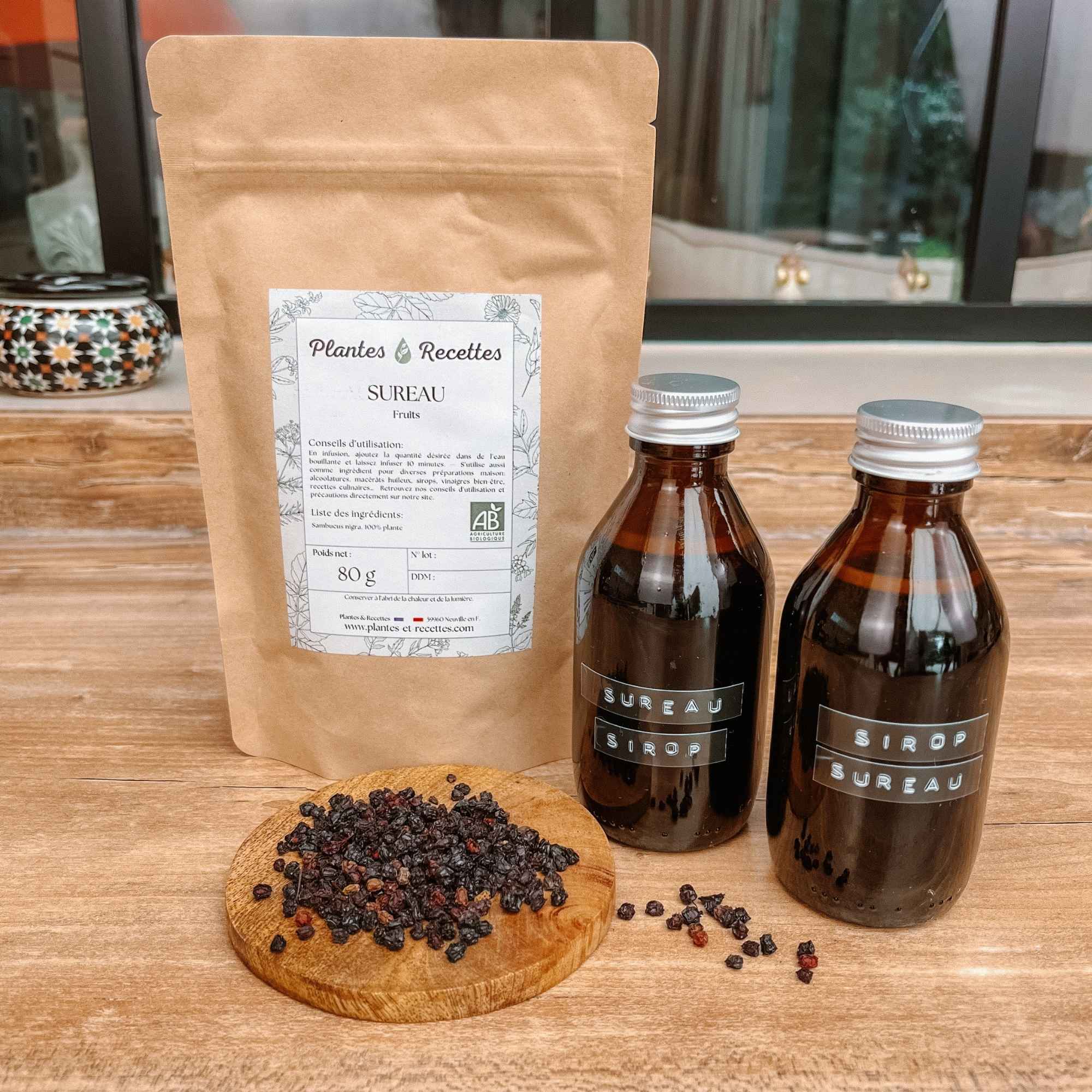 Sirop de sureau maison prêt à déguster – une boisson naturelle à base de plantes médicinales