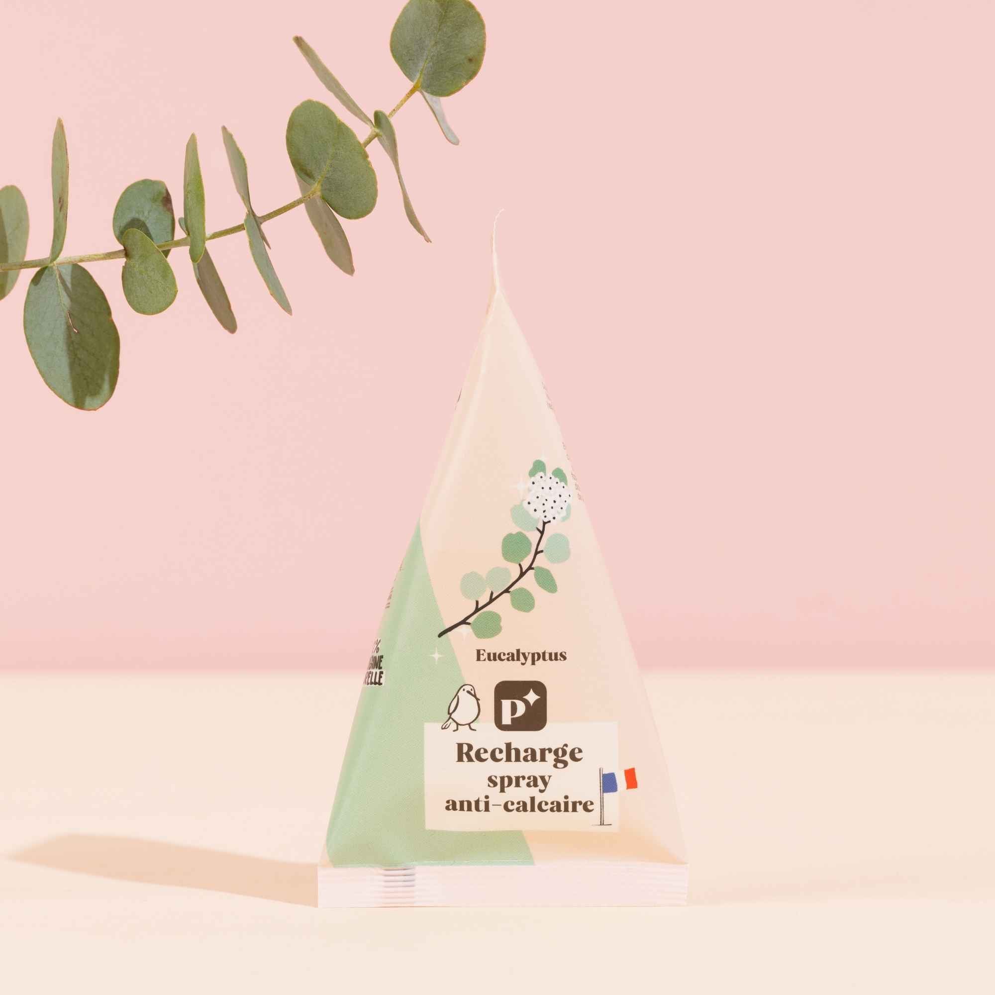 Spray anti-calcaire Pimpant à l’eucalyptus en recharge berlingot à diluer. Naturel et écologique, certifié Ecocert, disponible avec spray en verre réutilisable.