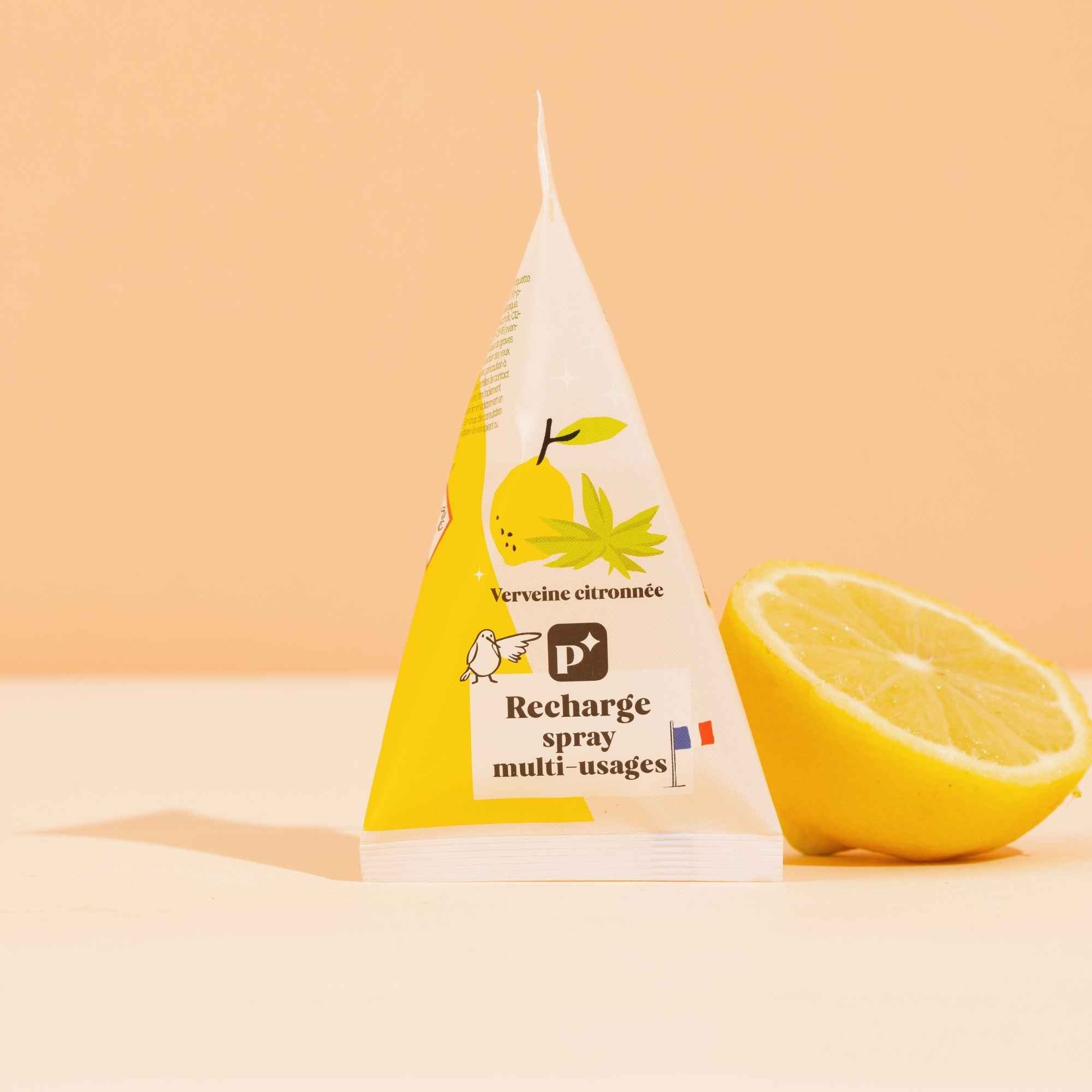 Spray multi-usages Pimpant à la verveine citronnée en recharge berlingot à diluer, 100 % naturel et certifié Ecocert, disponible avec spray en verre réutilisable.