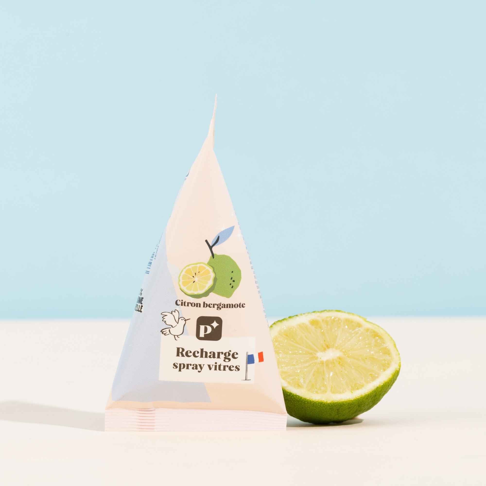 Spray vitres & miroirs Pimpant au citron bergamote, recharge berlingot à diluer. Naturel, écologique et certifié Ecocert, avec spray en verre réutilisable.