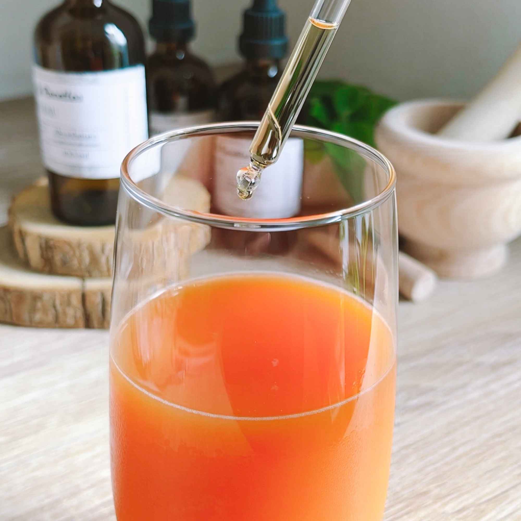 Teinture naturelle de plantes bio mélangée à un jus de fruits, solution simple et efficace proposée par Plantes & Recettes.
