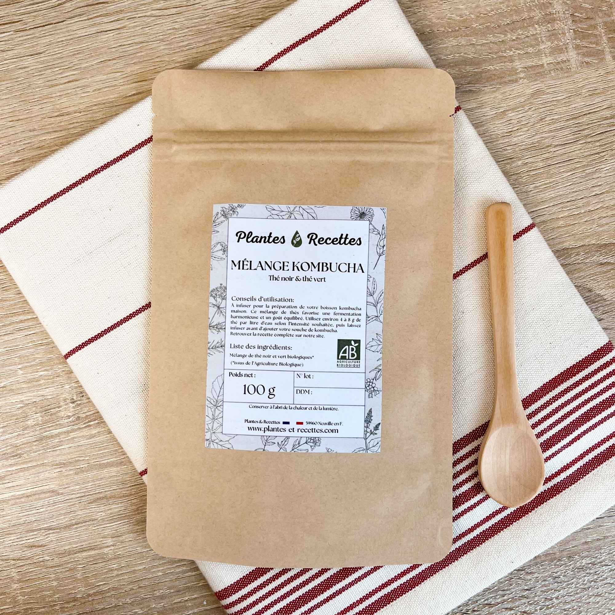 Sachet de mélange de thés bio pour kombucha Plantes & Recettes, équilibre parfait entre thé vert et thé noir pour une fermentation harmonieuse.