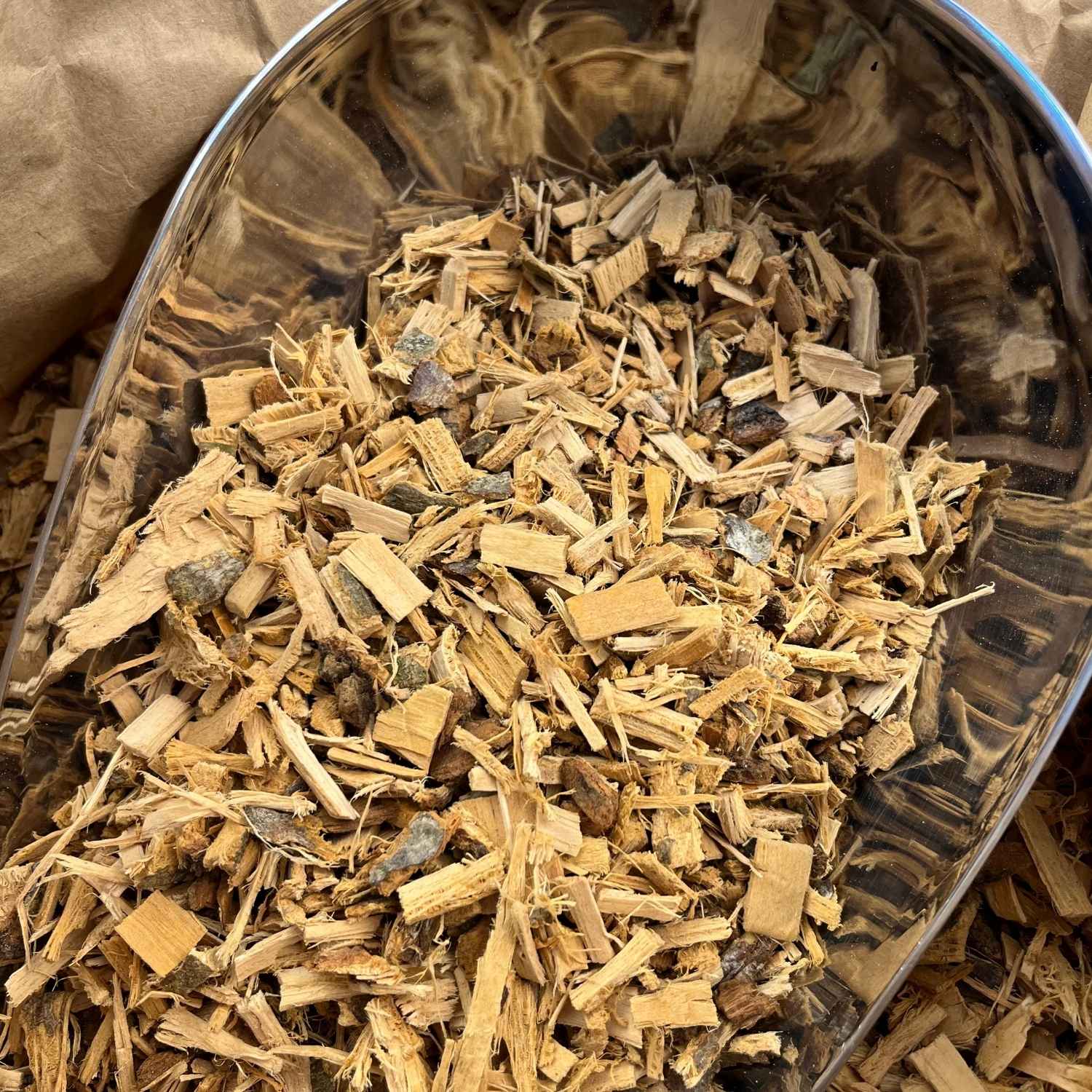 Photo de tilleul  aubier bio séchée vendue par Plantes & Recettes, spécialisée en plantes médicinales de qualité.