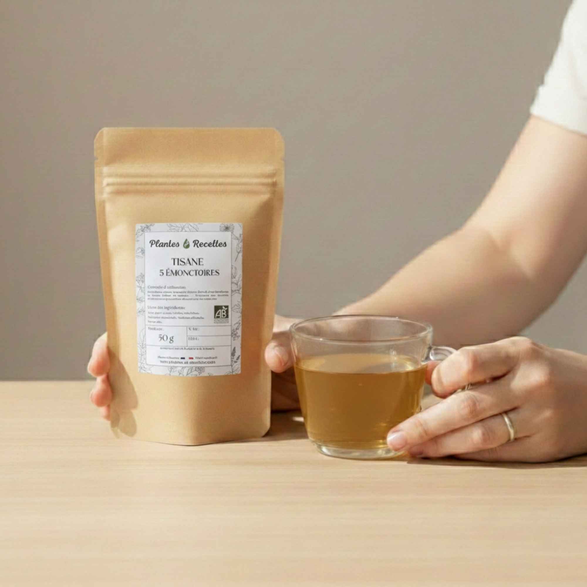 Tisane 5 émonctoires bio infusée dans une tasse – moment bien-être au naturel
