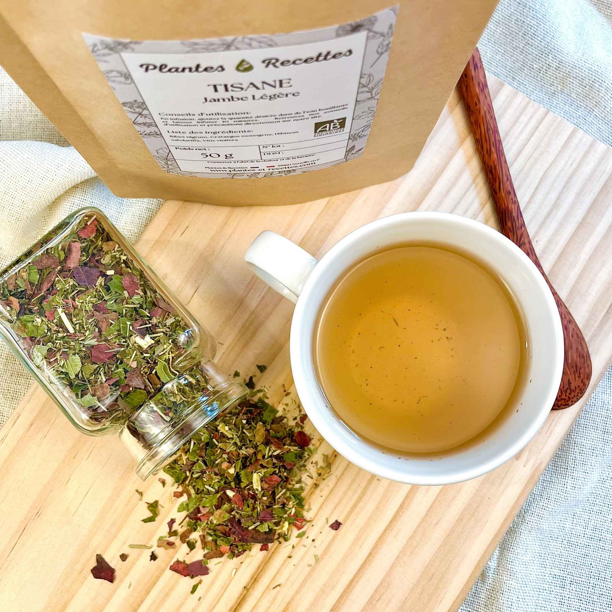 Tisane Jambe Légère – mélange de plantes, sachet et infusion visibles. Produit naturel proposé par Plantes et Recettes.