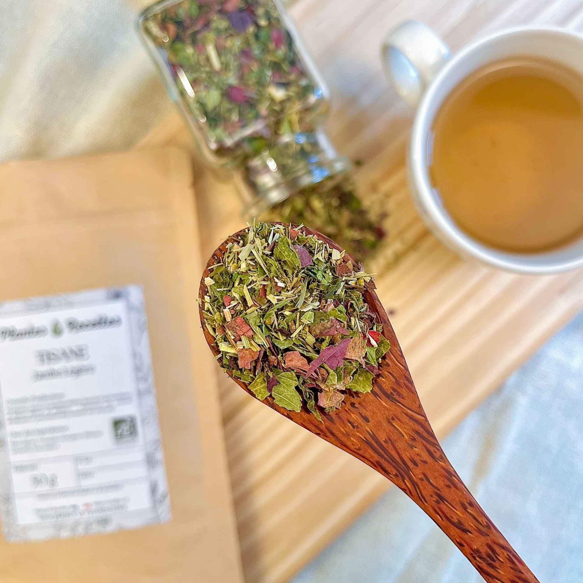 Tisane Jambe Légère – gros plan sur le mélange dans une cuillère en bois. Photo issue de Plantes et Recettes.