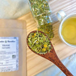 Tisane Nuit Paisible – gros plan sur le mélange dans une cuillère en bois. Photo issue de Plantes et Recettes.