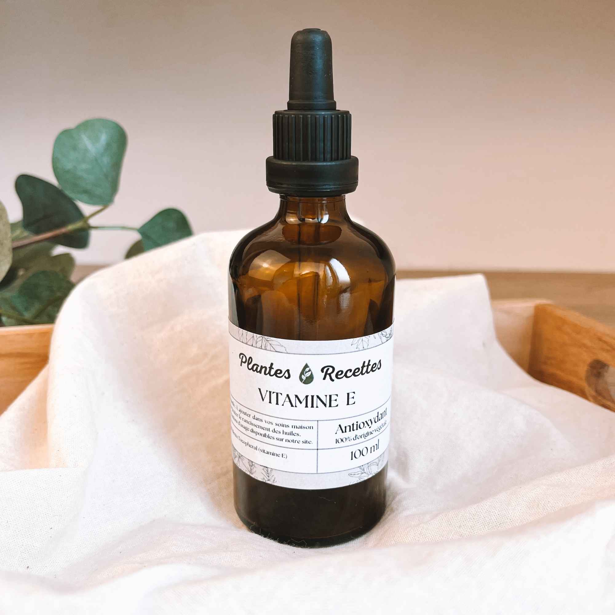 Vitamine E ajoutée aux baumes et huiles pour protéger les préparations naturelles.