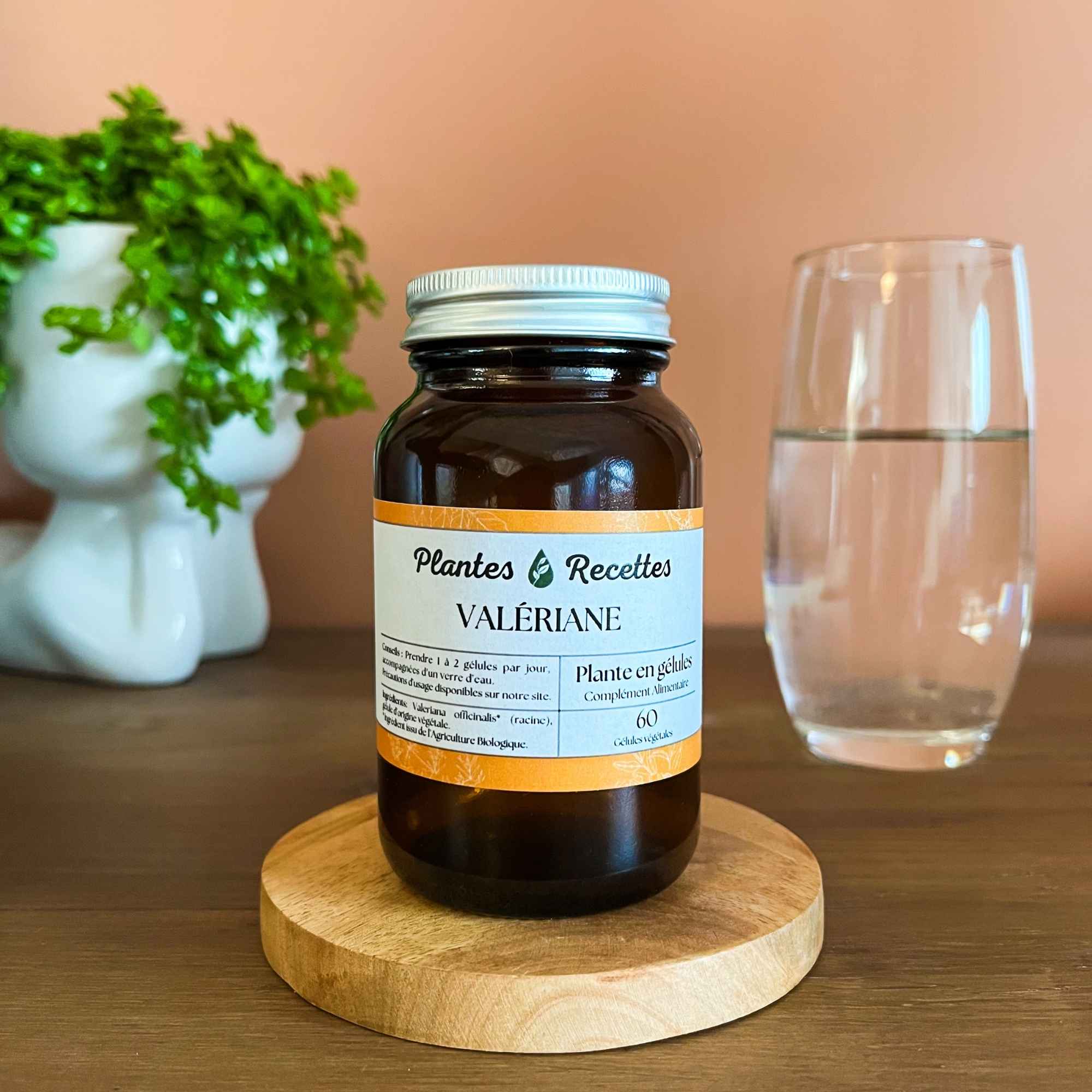 Gélules de valériane bio Plantes & Recettes, qualité herboristerie, fabrication française, capsules végétales vegan en pilulier verre ambré, cure 1 mois.