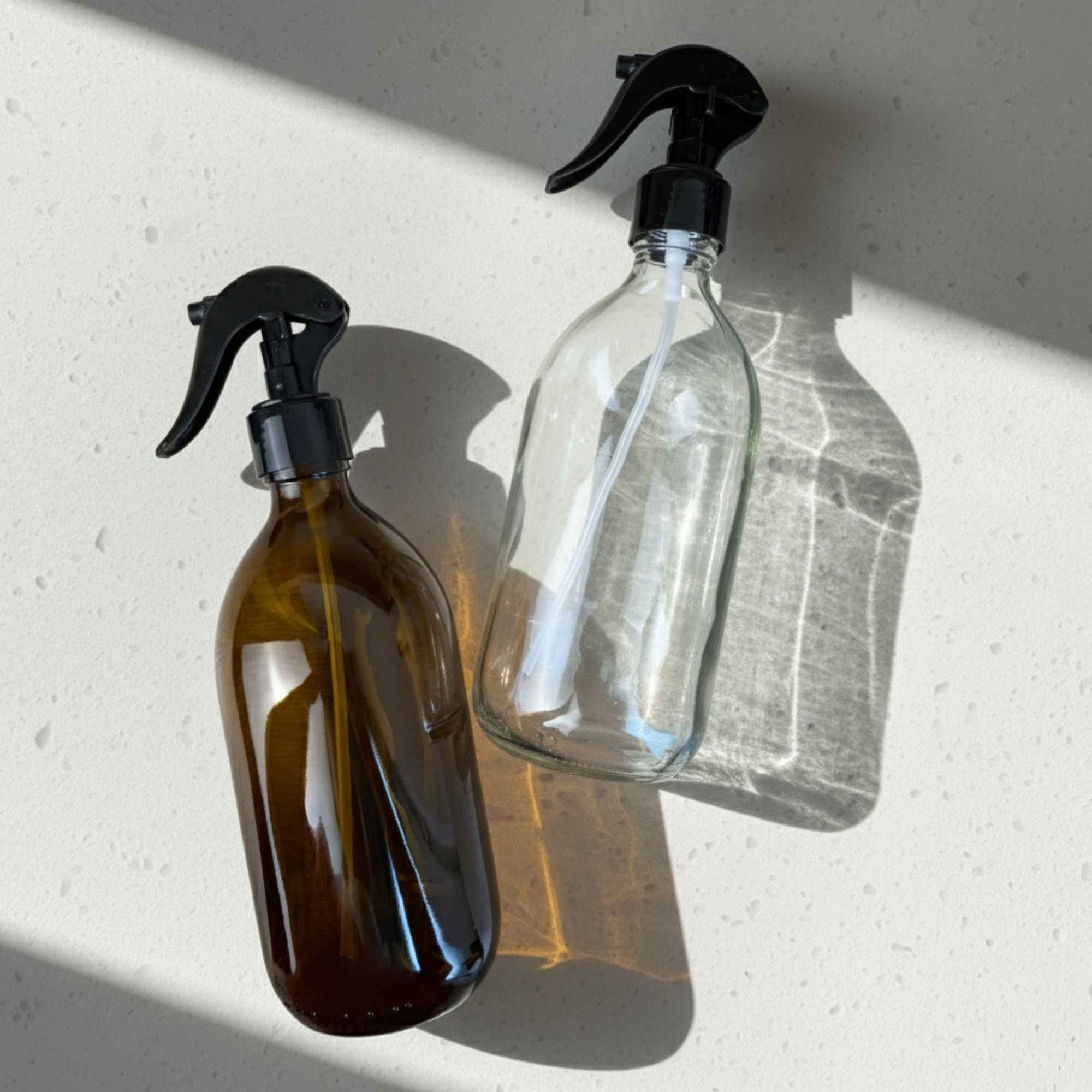Vaporisateur en verre avec embout spray noir, pratique et réutilisable.