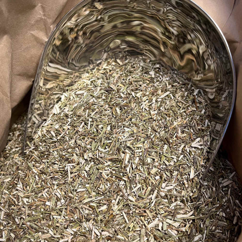 Parties aériennes séchées de verveine officinale bio (Verbena officinalis), plante traditionnelle pour infusion.