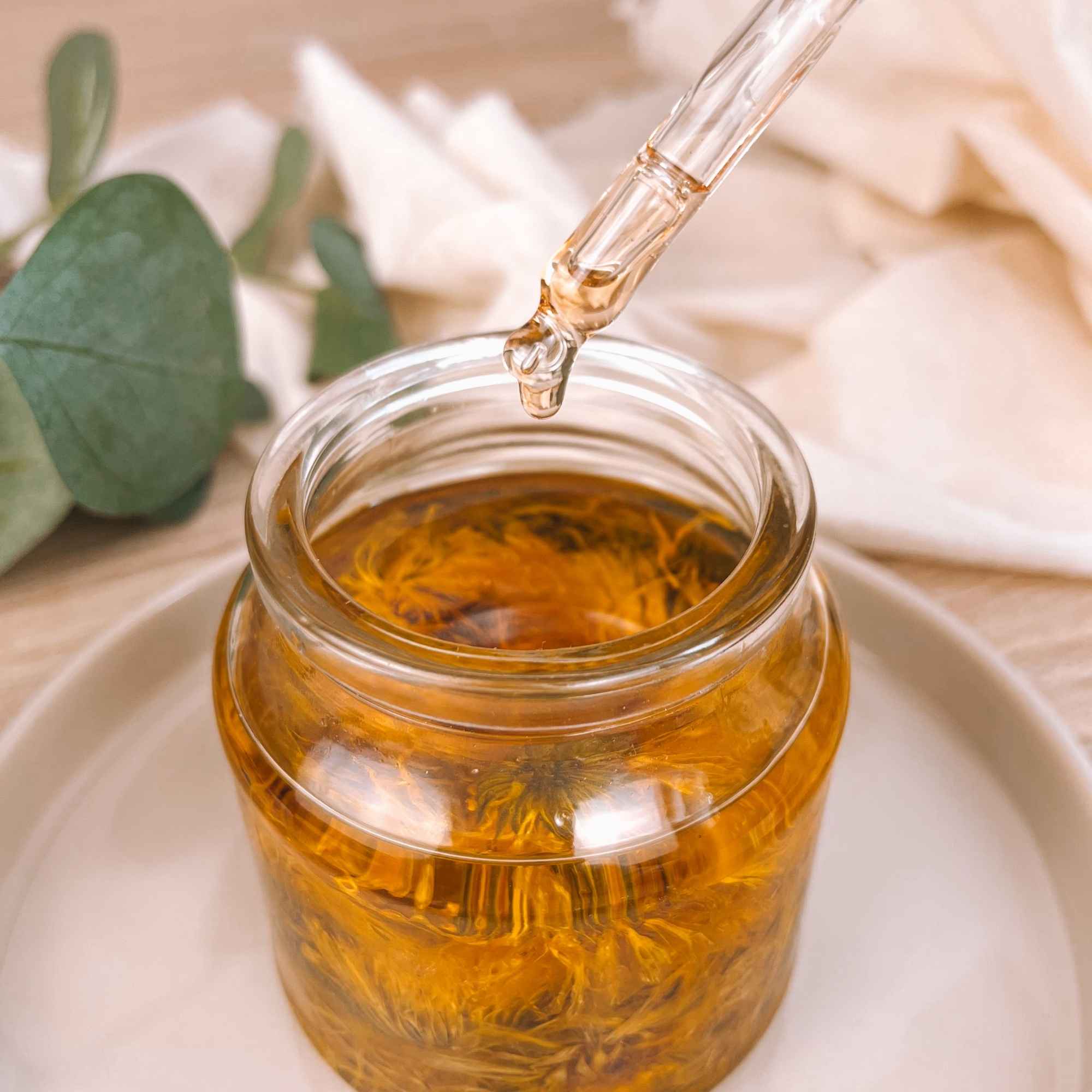 Conditionnement artisanal de la Vitamine E naturelle dans notre atelier des Hauts-de-France.